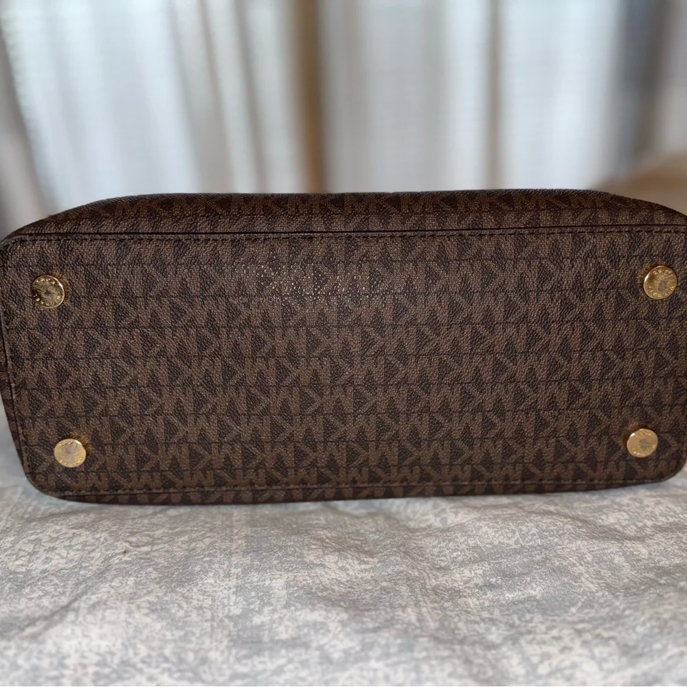 Michael Kors Emilia Signature Satchel NWOT Authentic - Picture 5 of 9